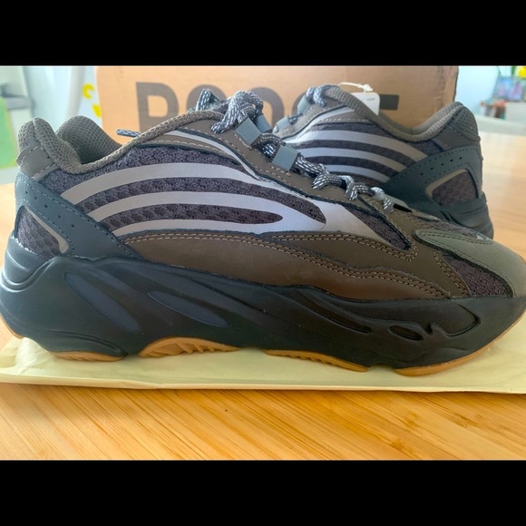 Yeezy Boost 700v2 - Picture 3 of 3